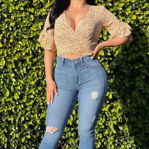 O. Vianca Yellow Flower Flutter sleeve Wrap Boho Crop Top, Size S - Picture 3 of 9